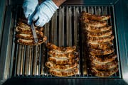 Die Würste im Kybunpark könnten bald von einem anderen Catering-Anbieter grilliert werden. (Bild: Benjamin Manser)