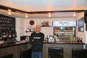Der ehemalige Wirt des «La Bohème», Tommaso Di Felice, mischt Drinks in der eigenen Bar Mavericks. (Bild: Jessy Nzuki)