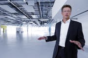 Matthias Rebellius, Chef von Siemens Building Technologies, in einem Gebäude des neuen Campus in Zug. Mittlerweile ist der modernisierte Standort eröffnet worden. (Bild: Werner Schelbert, Zug, 4. Juli 2018)