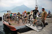 Der Swiss Olympic Gigathlon 2013 endete am zweiten Tag in Nidwalden. Die Sportler stiegen nach der Nauenfahrt nochmals für den Endspurt auf das Bike. (Bild: Corinne Glanzmann)