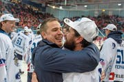 Zugs Cheftrainer Dan Tangnes (links) feiert mit Routinier Fabian Schnyder den Cup-Sieg. (Bild: Patrick B. Kraemer/Keystone (Rapperswil-Jona,)