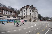 Das Schulhaus St. Karli mit dem grossen Pausenplatz. Der bunt bemalte Anbau soll abgerissen werden. (Bild: Pius Amrein, Luzern, 10. Februar 2017)