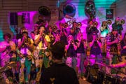 Auch die «Izipanizis »aus Sachseln waren zu Gast am Dossäbängälerball. (Bilder Dani Lüthi, Kägiswil, 16. Februar 2019)
