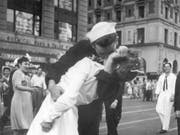 Das Bild ging um die Welt: Der US-Marinesoldat George Mendonsa, küsste 1945 bei einer Weltkriegs- Siegesfeier in New York eine ihm unbekannte Frau. Nun ist er 95-jährig gestorben. (Bild: KEYSTONE/AP U.S. Navy/VICTOR JORGENSEN)