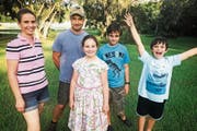 Familie Flury im Garten ihres Anwesens in Florida: Catherine, Christopher, Anja, Sämi und Janis (von links). (Bild: SRF)