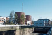 In den beiden Faultürmen wird der anfallende biologische Schlamm verarbeitet. (Bild: Maria Schmid, Cham, 18. Februar 2019)