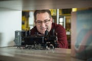 Enrico Huwiler hat seine Liebe zu den Modelleisenbahnen in die Wiege gelegt bekommen. (Bild: Reto Martin)