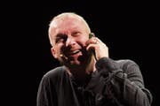 Die Vorfreude wird ihm bald vergehen: Simon Enzler zeigt in seinem neuen Programm auch die mimische Verwandlung seines Antihelden zwischen Euphorie, Verblüffung und Zorn. (Bild: Bilder: Benjamin Manser)