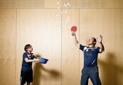 Salomon Kryenbühl (links) vom TTC Baar gehört zu den Schülern von Ding Yi. (Bild: Stefan Kaiser (Inwil, 24. Januar 2019))