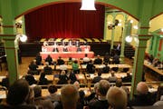 Interessierte Bürger folgen einer Parlamentssitzung. (Bild: PD)