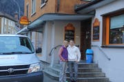 Die Verkaufsleiterin der Beck Uri AG Raphaela Tresch und der neue Geschäftsleiter Fabian Walker vor ihrem Laden in Erstfeld. (Bild: Paul Gwerder (Erstfeld, 15. Februar 2019))
