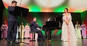 Faszinierender Chinesischer Liederabend. Von links: Luschan Schuppisser (Violine), Simon Rapp (Klavier) und Wendi Li (Gesang) umringt von Chor und Tänzerinnen. Bilder: Roland P. Poschung