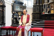David Blunschi, Pfarrer von Stans, in der Pfarrkirche. (Bilder: Oliver Mattmann (14. Dezember 2018)
