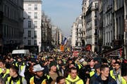 Gelbwesten-Marsch in Paris. Bild: Thibault Camus/AP (Paris, 16. Februar 2019)