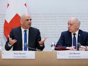 Bundespräsident Ueli Maurer (rechts) und Innenminister Alain Berset werben für die AHV-Steuervorlage. Sie sprechen von einem ausgewogenen Kompromiss. (Bild: KEYSTONE/PETER KLAUNZER)