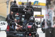 Brasilianische Polizisten bei einem Einsatz in den Favelas in Rio De Janeiro. Bild: Marcelo Sayao/EPA (8. Februar 2019)