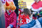 Lustig verkleidete Fasnachtsbutzen machen das Dorf unsicher. (Bild: Donato Caspari)