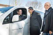 Regierungsrat Walter Schönholzer, Hans Peter Schmid, Chef Amt für Bevölkerungsschutz und Armee, und Andrea Paoli, Leiter der Abteilung Energie, mit dem neuen Elektrofahrzeug des Kantons. (Bild: Andrea Stalder)