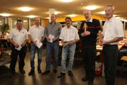 Karl Streule, René Ziegler, Remo Pfändler, Heiri Kägi. Raoul Fricker und Pascal Rubin (von links) wurden für insgesamt 140 Jahre aktiven Feuerwehrdient geehrt. (Bild: Res Lerch)