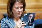 FDP-Parteipräsidentin Petra Gössi studiert einen Flyer von Parteikollege Christian Wasserfallen. (Bild: Peter Klaunzer/Keystone (Bern, 31. Mai 2017))