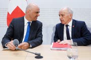 Sozialminister Alain Berset (links) und Finanzminister Ueli Maurer werben für den neuen AHV-Steuer-Deal. (Bild: Keystone)