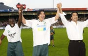 Drei Legenden in Grünweiss: (v.l.) Charles Amoah, Ivan Zamorano und Hugo Rubio nach dem Spiel zum 125-Jahr-Jubiläum des FC St.Gallen im Espenmoos im September 2004. (Bild: Rainer Bolliger)