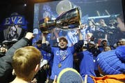 Reto Suri jubelt nach dem Cup-Sieg mit dem Pokal. (Bild: Stefan Kaiser, 03. Februar 2019)