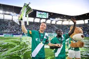 Zwei der besten Spieler, die im neuen Stadion im Trikot der Espen aufliefen: Philippe Montandon (links) und Pa Modou Jagne bei der Aufstiegsfeier im Jahr 2011.