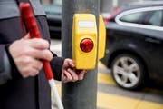 Wenn sich beispielsweise jemand ein gelbes Kästchen mehr an einem Ampelpfosten wünsche, handle die Stadt rasch. (Bild: Mareycke Frehner)
