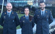Die künftigen Kampfjetpiloten David Zuber, Fanny Chollet und Jean-Charles Linsi (von links) posieren an der Brevetierungsfeier am 15. Dezember 2017. (Bild: Schweizer Armee)