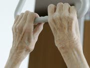 Ein Drittel der Schweizer verbringen ihr letztes Lebensjahr im Alters- oder Pflegeheim ohne Hospitalisierung. (Bild: Keystone/AP/THOMAS KIENZLE)