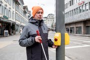 Gerd Bingemann ist seit über 30 Jahren auf den Blindenstock angewiesen. (Bild: Mareycke Frehner)