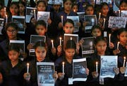 Mit Kerzen und Postern trauerten Schülerinnen am vergangenen Donnerstag um die 40 indischen Soldaten, die beim Anschlag in Kaschmir ums Leben kamen. Bild: Raminder Pal Singh/EPA (Amritsar, 15. Februar 2019)