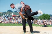 Der zurückgetretene Matthias Sempach (hinten, hier im Kampf mit Kilian Wenger) war letztes Jahr der Schwinger mit den höchsten Werbeeinnahmen. (Bild: Peter Klaunzer/Keystone (Plaffeien, 18. Juni 2017))