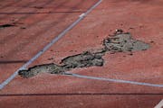 Auch die Behebung der Schäden am Belag des Basketballplatzes neben der alten Turnhalle Kreuzbleiche wird den Organisatoren des «Eiszaubers» verrechnet. (Bild: Christoph Renn - 19. Februar 2019)
