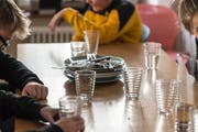 In Untereggen nehmen einige Familien andere Kinder zum Mittagessen auf. (Hanspeter Schiess)