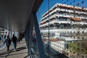 Blick auf das Kinderspital durch den Durchgang zum Hauptgebäude des Luzerner Kantonsspitals. (Bild: Philipp Schmidli, 19. Februar 2019)