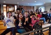 Buhrufe für rechte Politiker und Applaus für linke: 60 Schülerinnen und Schüler während der Klimadebatte im St.Galler Kantonsrat. (Bild: Regina Kühne)
