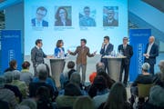 Vier Kandidierende und zwei Moderatoren auf dem Podium: (v.l.) Benedikt Würth (CVP), Susanne Vincenz-Stauffacher (FDP), Moderator Stefan Schmid («Tagblatt»-Chefredaktor), Mike Egger (SVP), Patrick Ziltener (Grüne) und Co-Moderator Andri Rostetter (Leiter Ressort Ostschweiz beim «Tagblatt»). (Bild: Urs Bucher)
