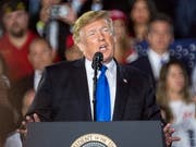 US-Präsident Donald Trump spricht vor einer Gruppe Venezolanern in Amerika an der Internationalen Universität Florida in Miami. (Bild: KEYSTONE/EPA/CRISTOBAL HERRERA)