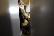 Nachgestellte Szene: Die Internet-Kriminalität wird für Luzern zu einem immer grösseren Problem. (Bild: Eveline Beerkircher)