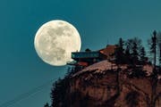 Vollmond über der Bergstation Karren in Dornbirn, aufgenommen am Montag, 18. Februar 2019. (Bild: Keystone)
