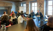 Bildungsdirektor Reto Wyss (vorne rechts) und Aldo Magno, Leiter der Dienststelle Gymnasialbildung, diskutieren mit Schüler über Fragen rund um die Klimaerwärmung. (Bild: PD)