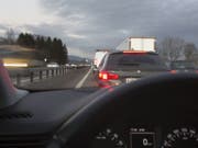 Auf der A1 im Kanton Aargau sind sich am Montag zwei Autofahrer in die Haare geraten. Sie liessen ihre Fahrzeuge mitten auf der Autobahn stehen und gingen zu Fuss aufeinander los. Dies löste einen Stau aus (Symbolbild). (Bild: Keystone/GAETAN BALLY)