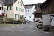 Die Einmündung der Mühlestrasse in die alte Steigstrasse. Links die Visiere für das Bauprojekt, das den Ausbau erfordert. (Bild: David Grob)