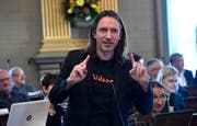 SP-Kantonsrat Etrit Hasler schlug Alternativen zum St.Galler Lied vor. (Bild: Regina Kühne)