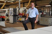 Hans-Melk Reinhard - hier in seinem Betrieb in Sachseln - fotografiert aus Anlass der Gewerbeausstellung Saxula, die er als OK-Präsident leitete. (Bild: Corinne Glanzmann, Sachseln, 14. August 2012)