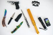 Die Staatsanwaltschaft Luzern präsentiert Waffen und gefährliche Gegenstände, welche sie im vergangenen Jahr beschlagnahmt hat. (Bild: Alexandra Wey / Keystone, Luzern, 19. Februar 2019)