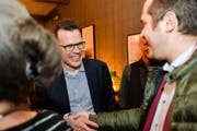 Dominik Diezi nimmt Gratulationen zur Wahl als Stadtpräsident entgegen. Rund 38 Prozent der Stimmberechtigten beteiligten sich an seiner Wahl. (Bild: Donato Caspari)