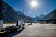 Ein Lastwagen nähert sich dem Schwerverkehrszentrum in Erstfeld, wo seit 2009 Fahrzeuge und Chauffeure überprüft werden. (Bild: Eveline Beerkircher, 18. Februar 2019)